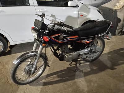 Honda 125 black in colour