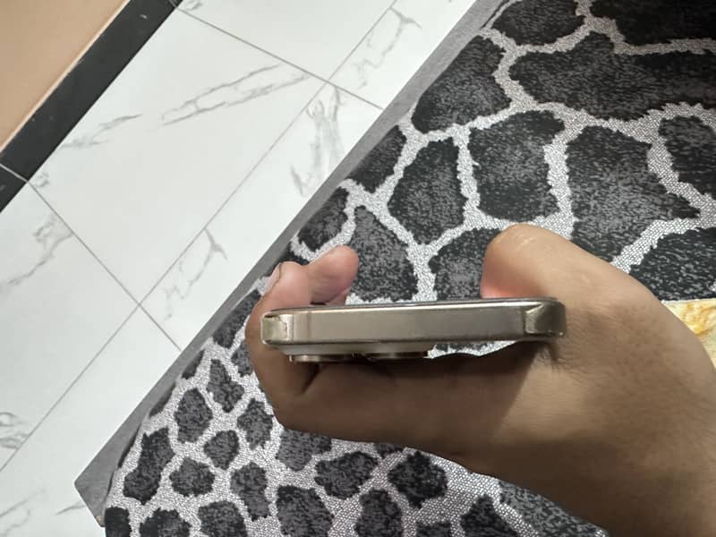 Apple iPhone 16 Pro 1