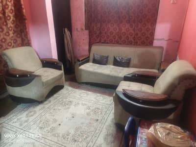 Sofa Set 3 Seater Round look Good Condition like New with table