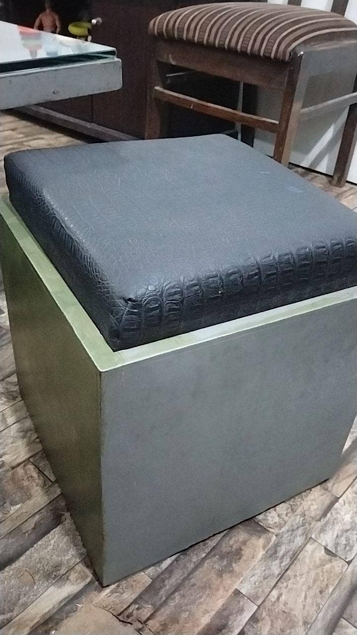 table and 4 stools 0
