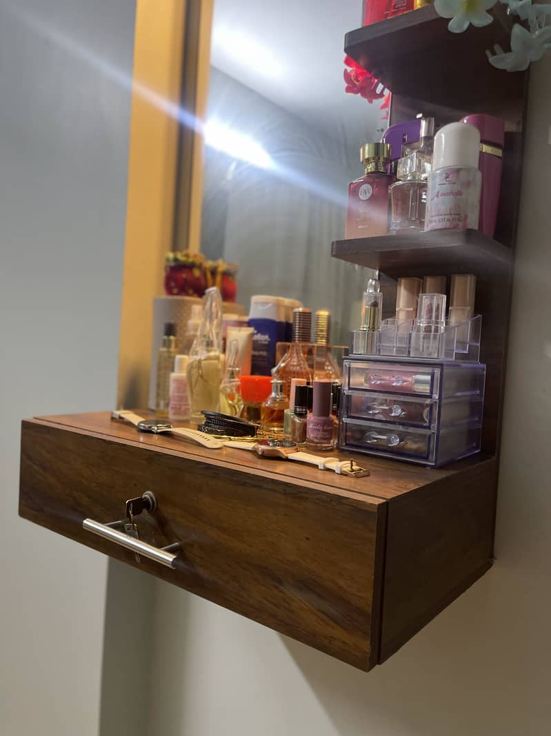 Dressing table wity SMD light 3