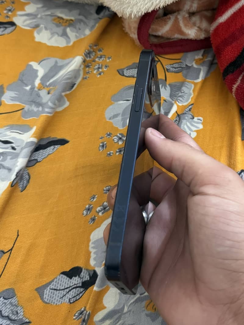 Apple iPhone 12 4