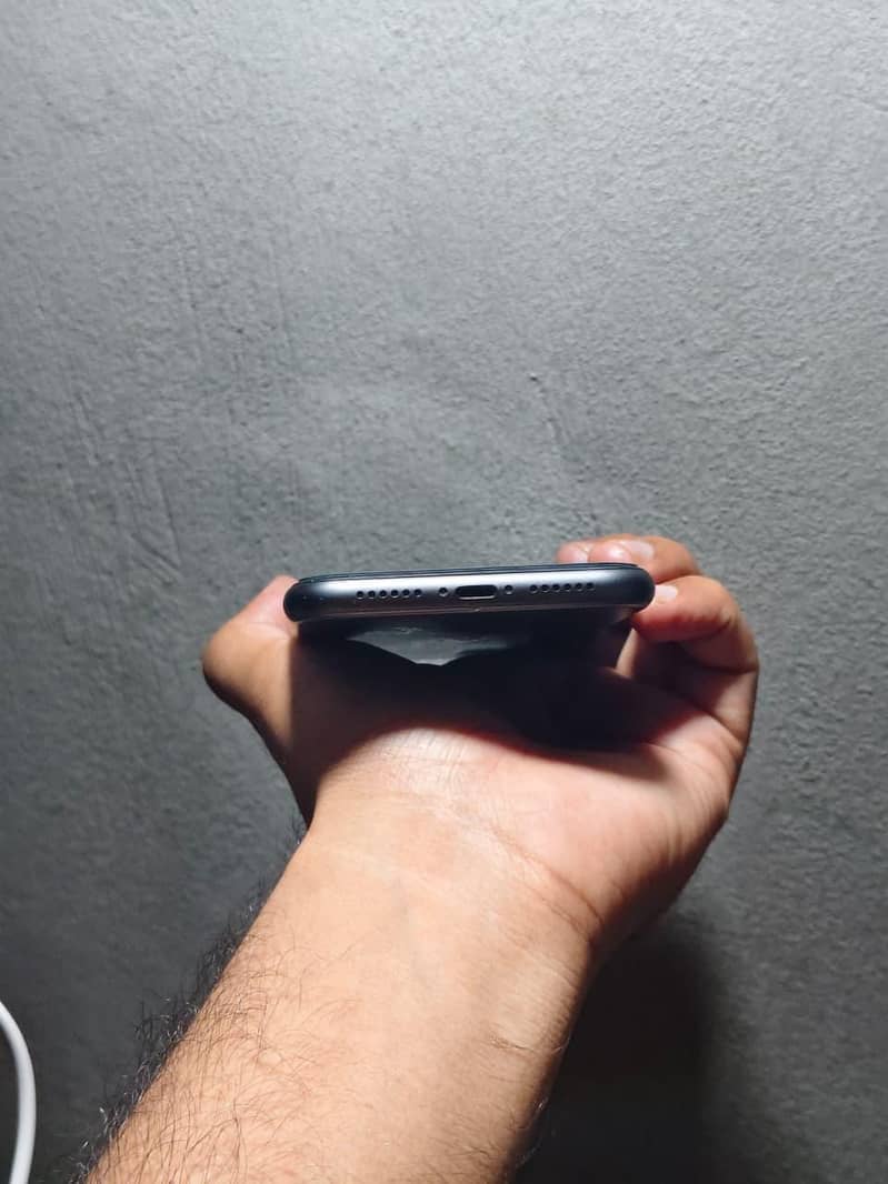 Apple iPhone 11 4