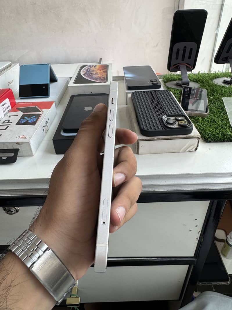Apple iPhone 12 1