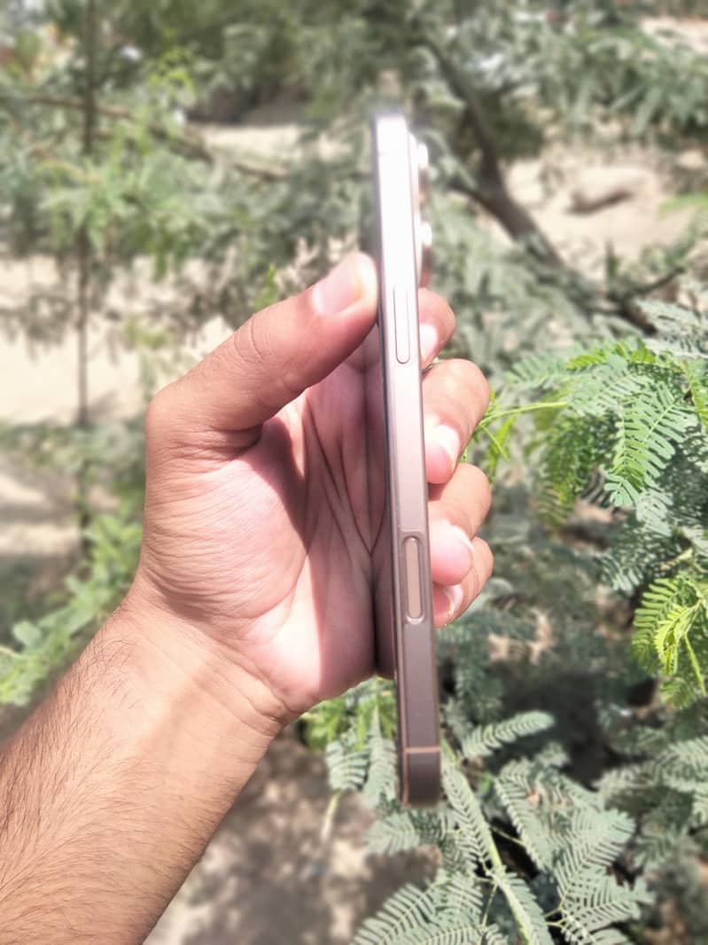 Apple iPhone 16 Pro Max 1
