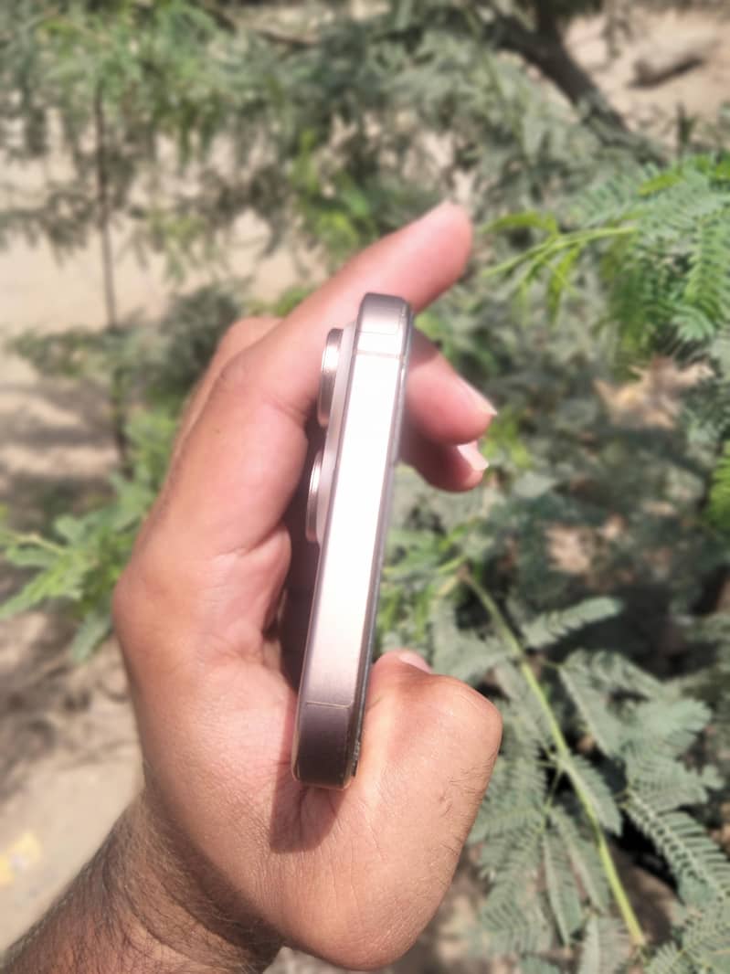 Apple iPhone 16 Pro Max 4