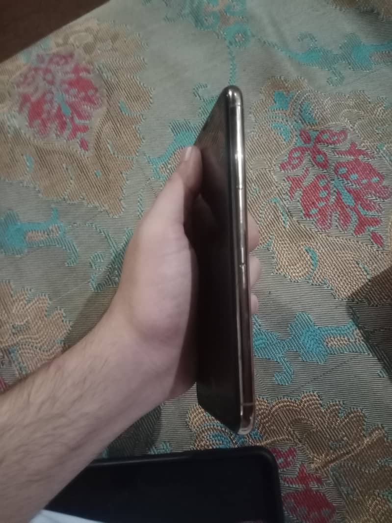 Apple iPhone 11 Pro Max 4