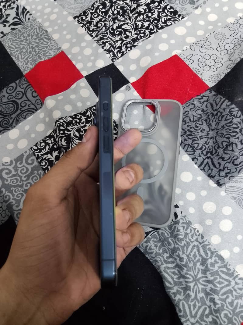 Apple iPhone 15 Pro 4