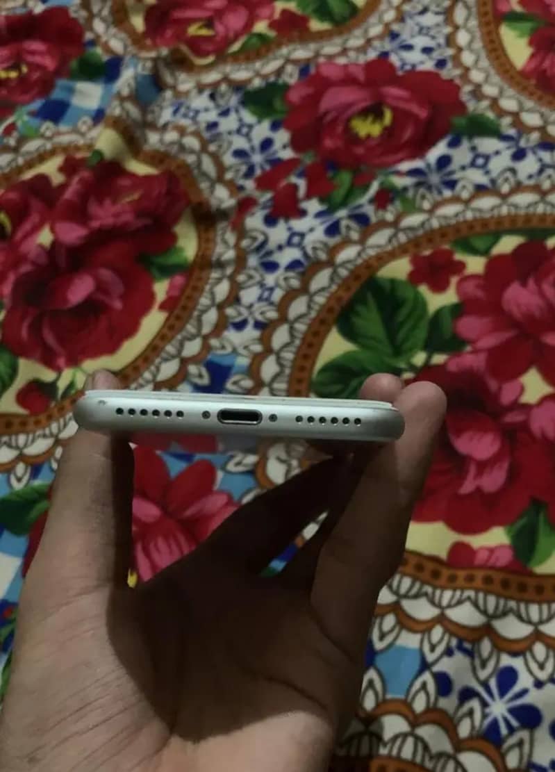 Apple iPhone 7 3