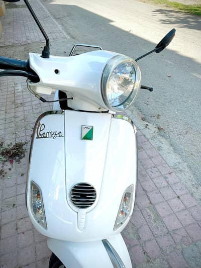 white scooty Excellent condition heavy duty