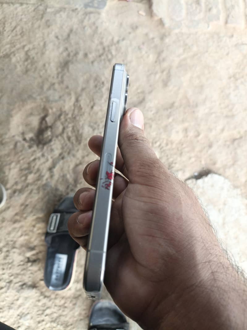 Apple iPhone 15 Pro Max 2