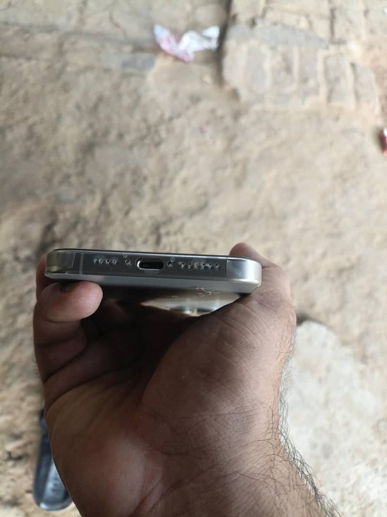 Apple iPhone 15 Pro Max 3