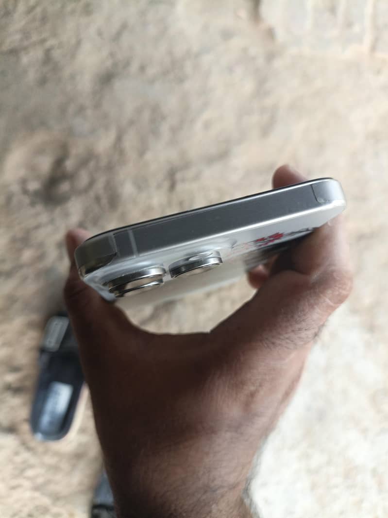 Apple iPhone 15 Pro Max 4