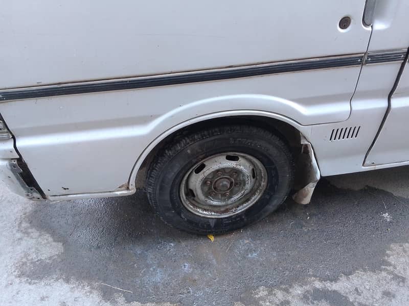 Mazda E200 1
