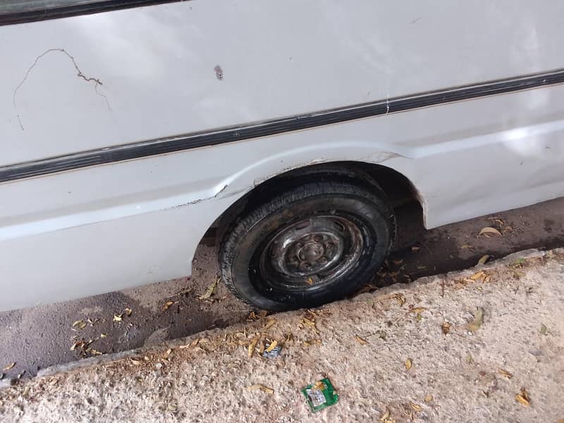 Mazda E200 5