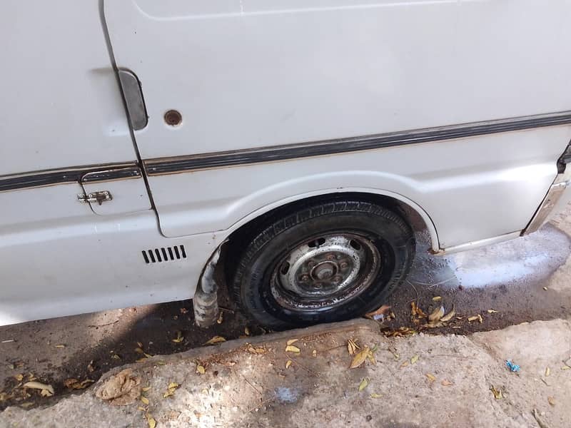 Mazda E200 6