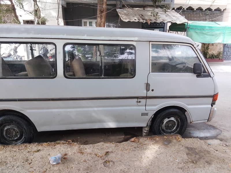 Mazda E200 8