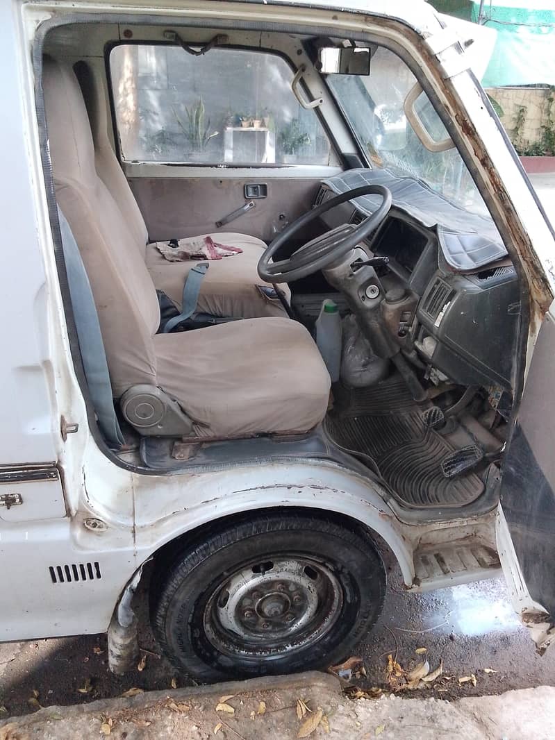 Mazda E200 9
