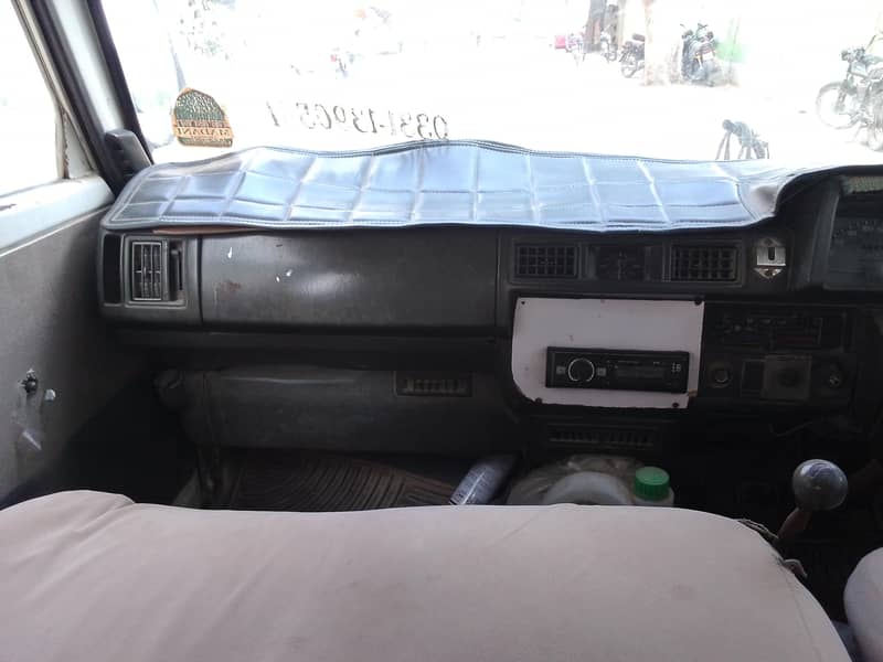 Mazda E200 13