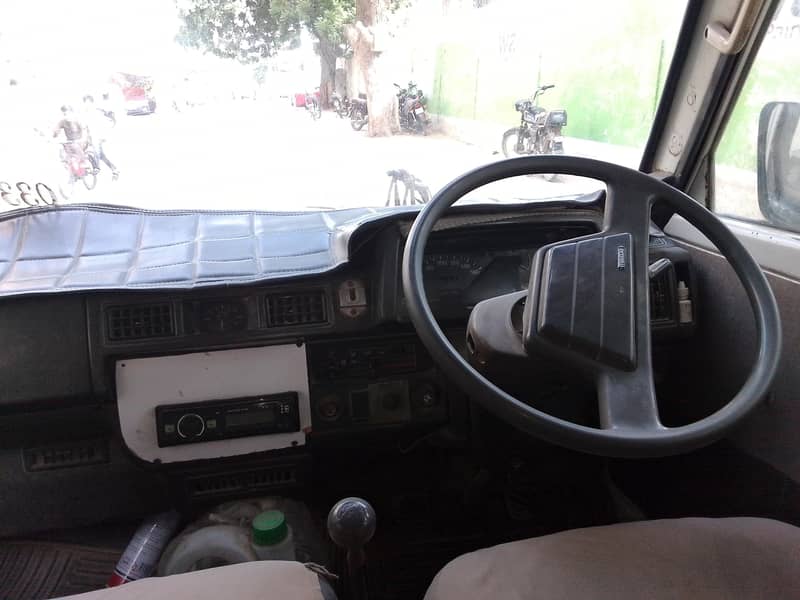 Mazda E200 14
