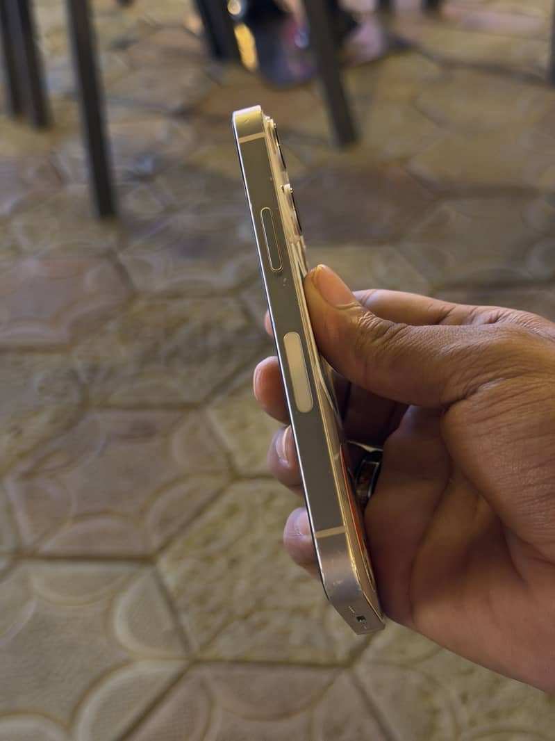 Apple iPhone 13 mini 8