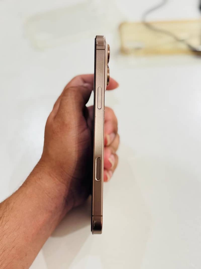 Apple iPhone 16 Pro Max 2