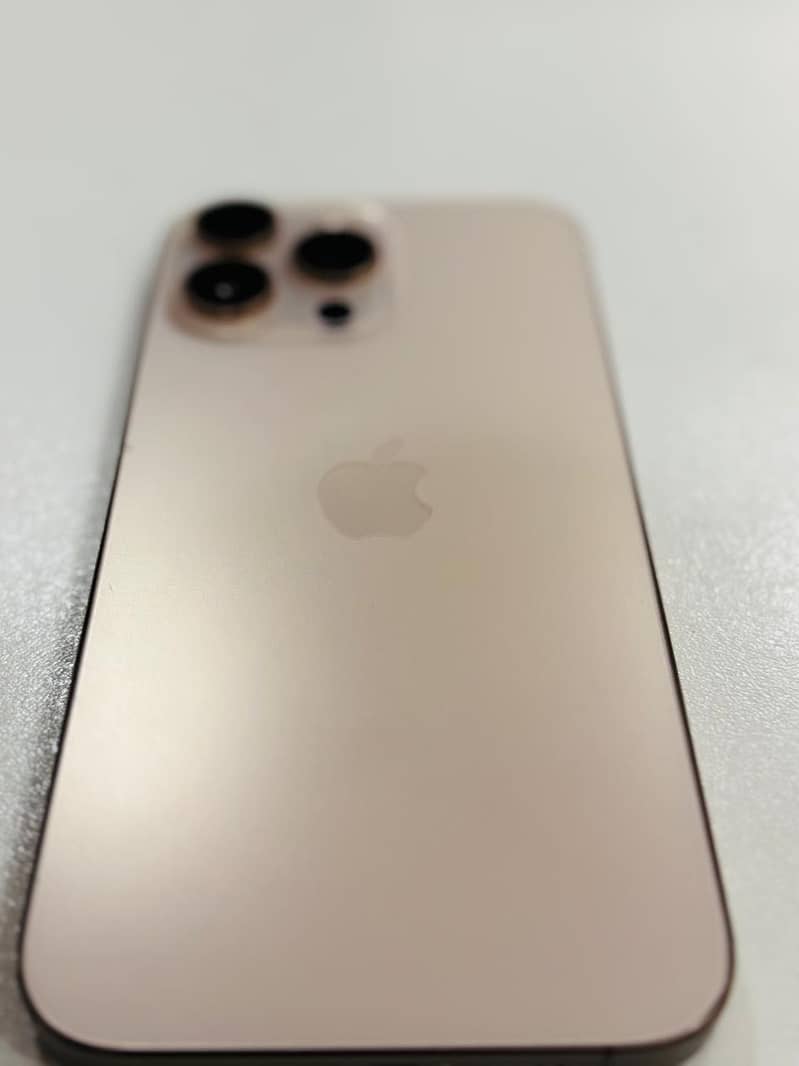 Apple iPhone 16 Pro Max 4