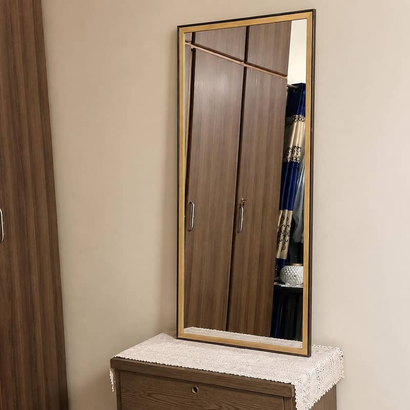 Dressing Table with Large Mirror – Good Condition 0
