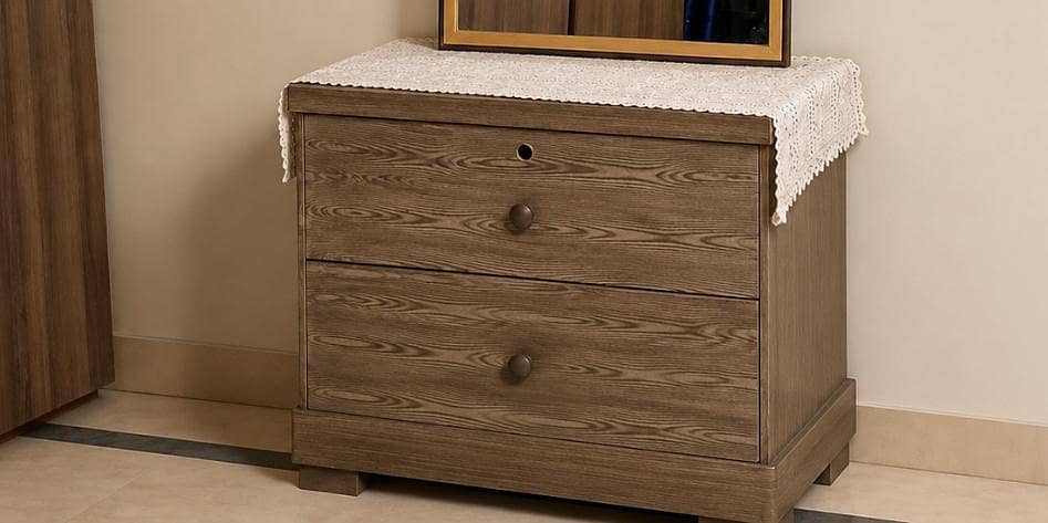 Dressing Table with Large Mirror – Good Condition 1