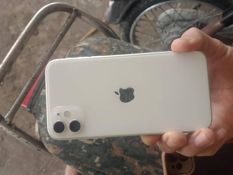 Apple iPhone 11 4