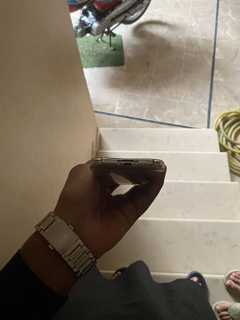 Apple iPhone X 4