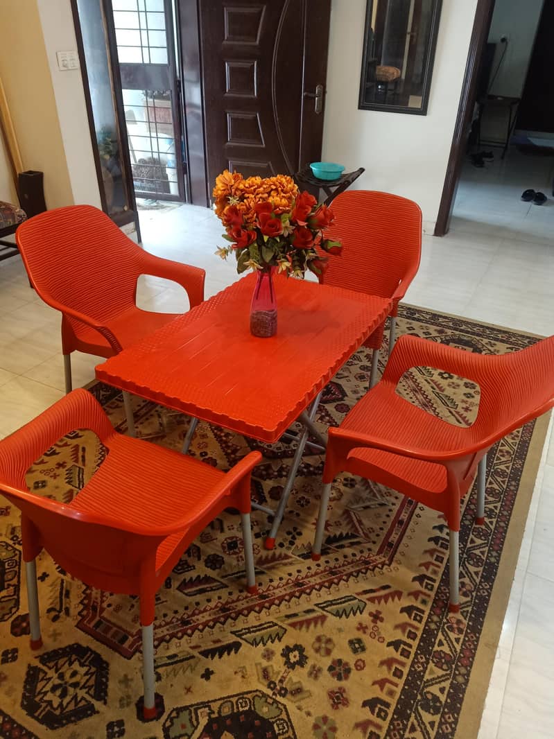 4 Plastic Chairs Table Set 0