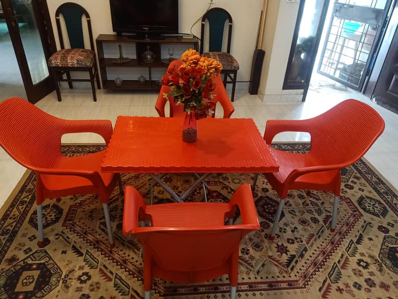 4 Plastic Chairs Table Set 1