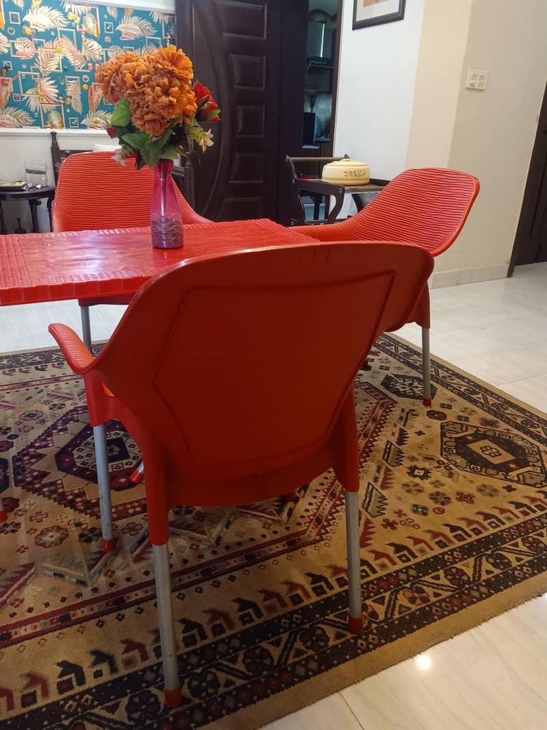 4 Plastic Chairs Table Set 7
