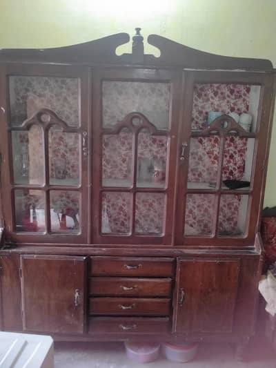 Showcases in Good condition mazbot lakri ka bna hua