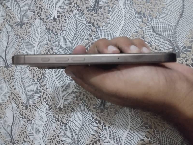 Apple iPhone 16 Pro 3