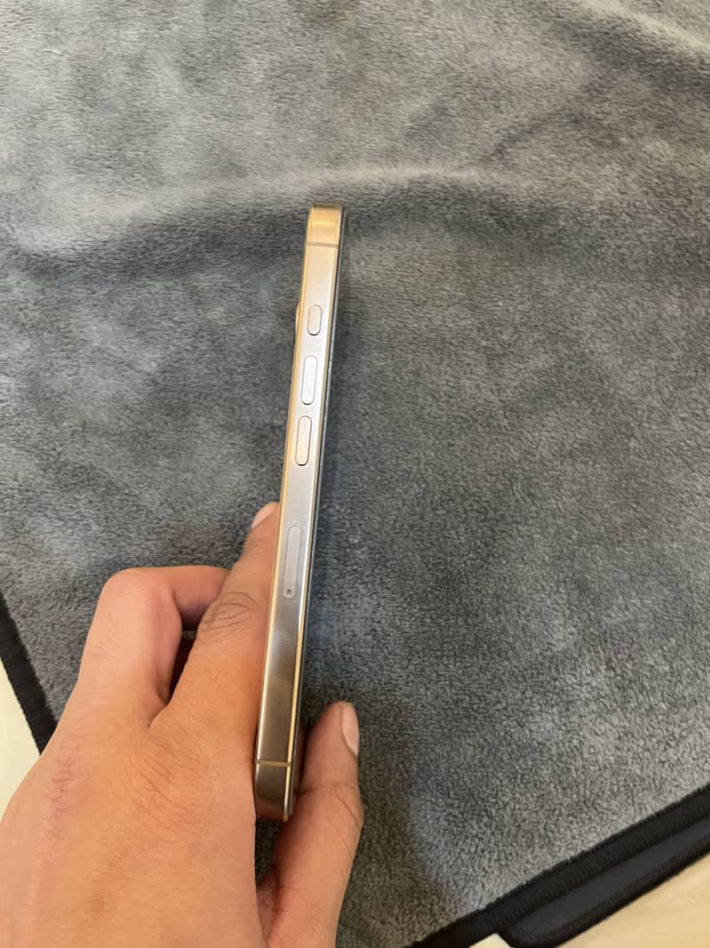 Apple iPhone 16 Pro 2