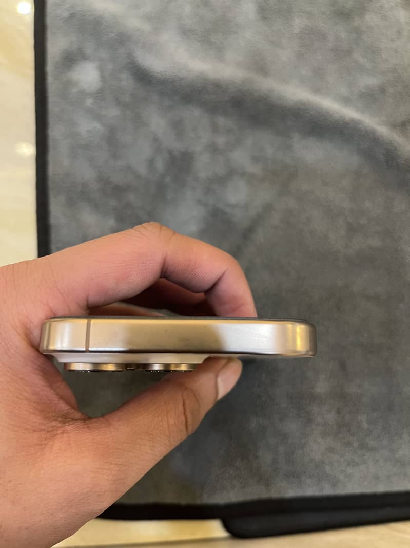 Apple iPhone 16 Pro 3
