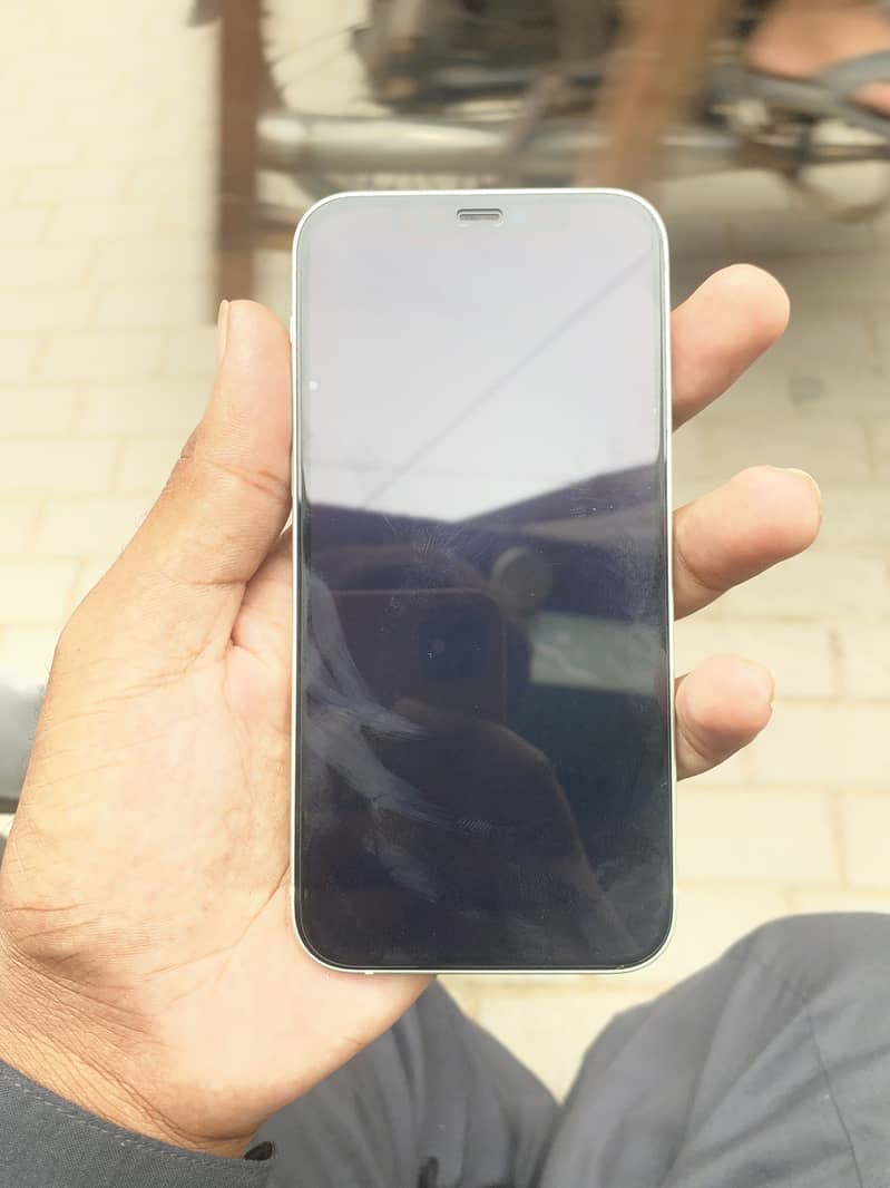 Apple iPhone 12 4