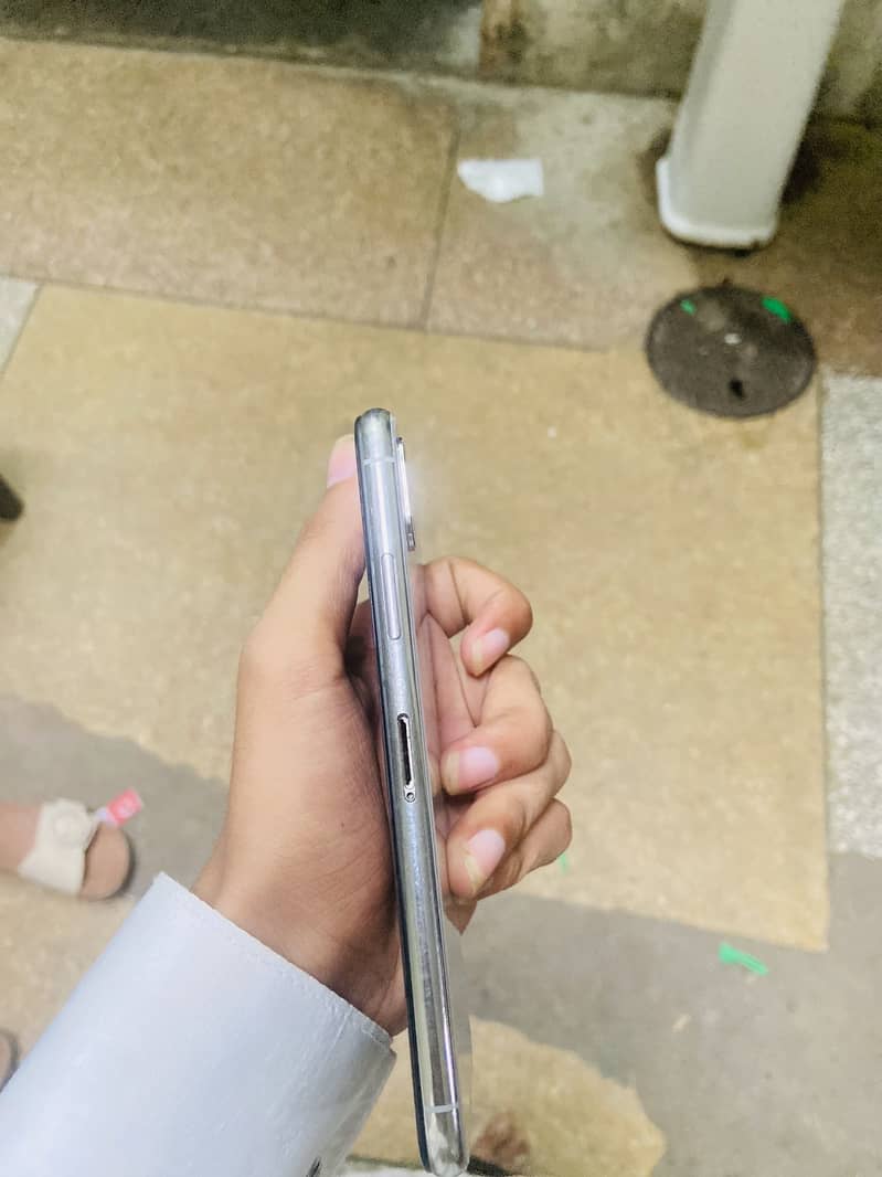 Apple iPhone X 3