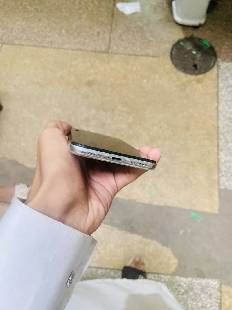 Apple iPhone X 4