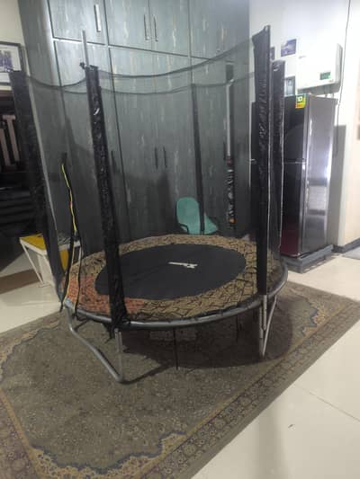 6ft round trampoline with net