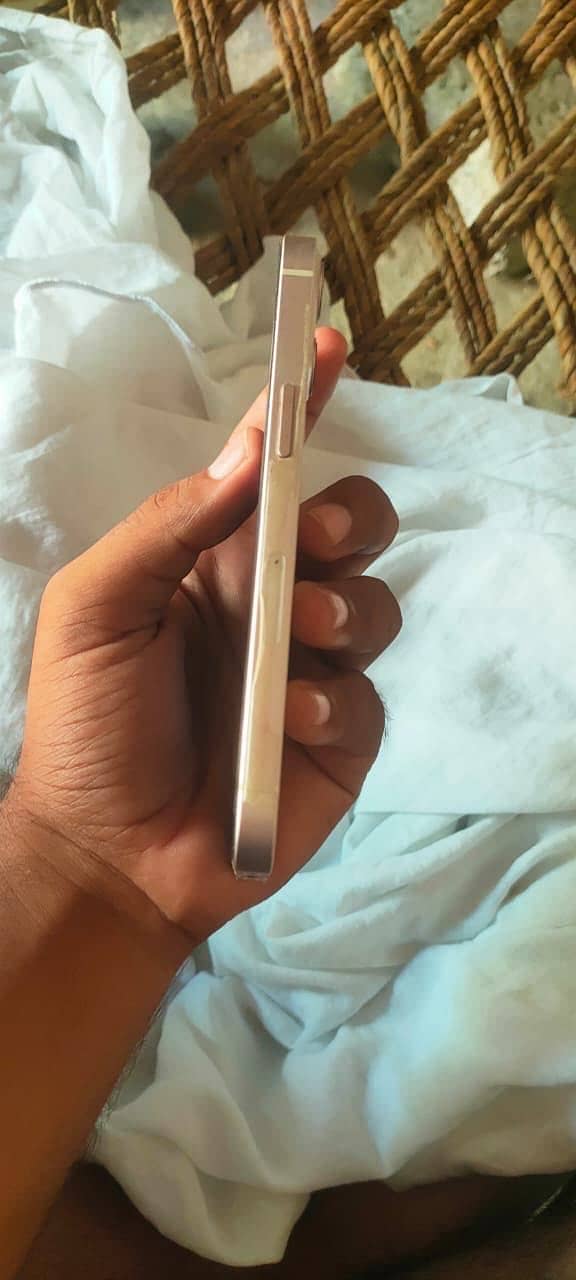 Apple iPhone 13 4