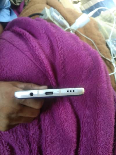 Front glass little broken Baki aal ok he