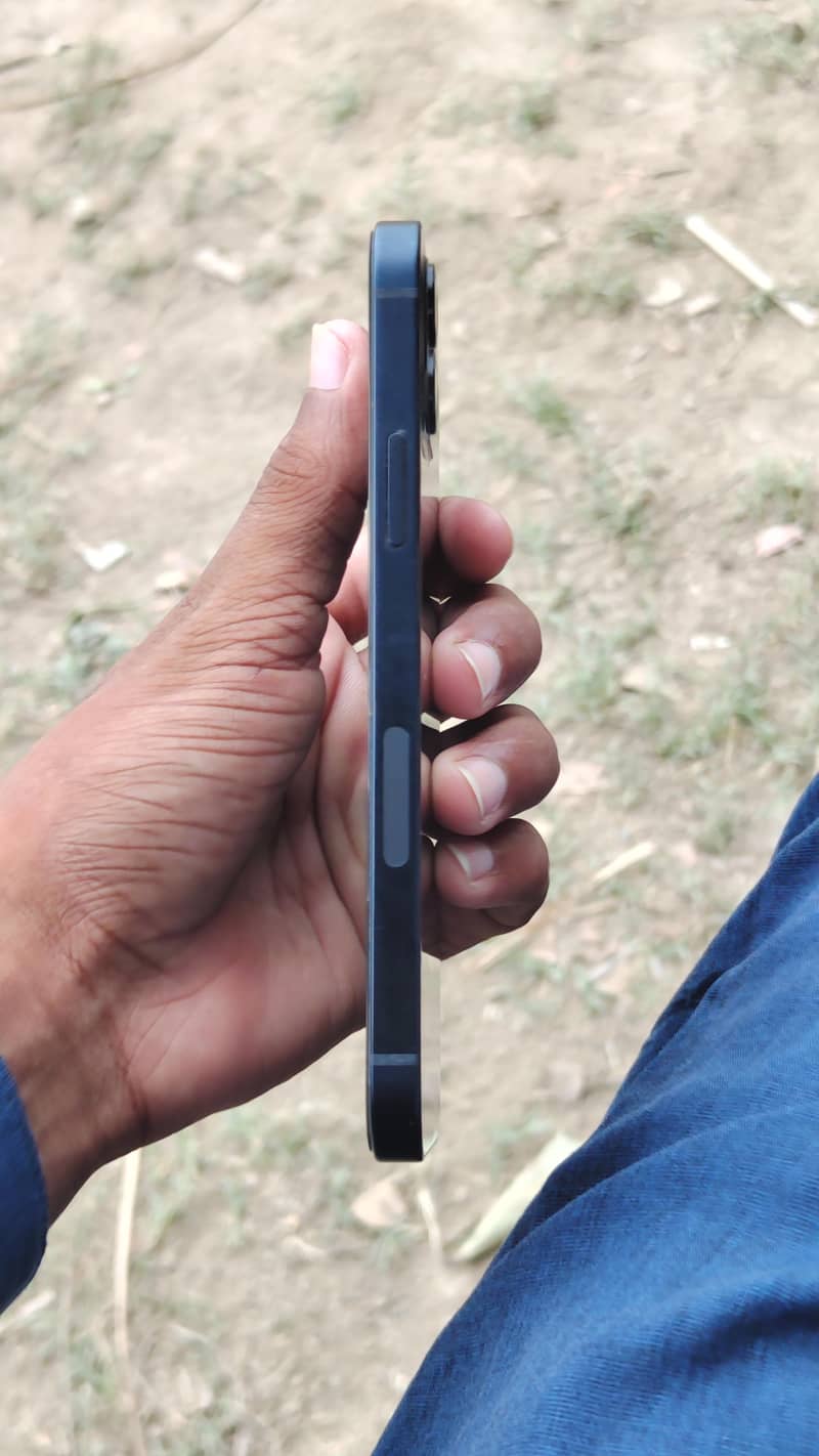Apple iPhone 12 4