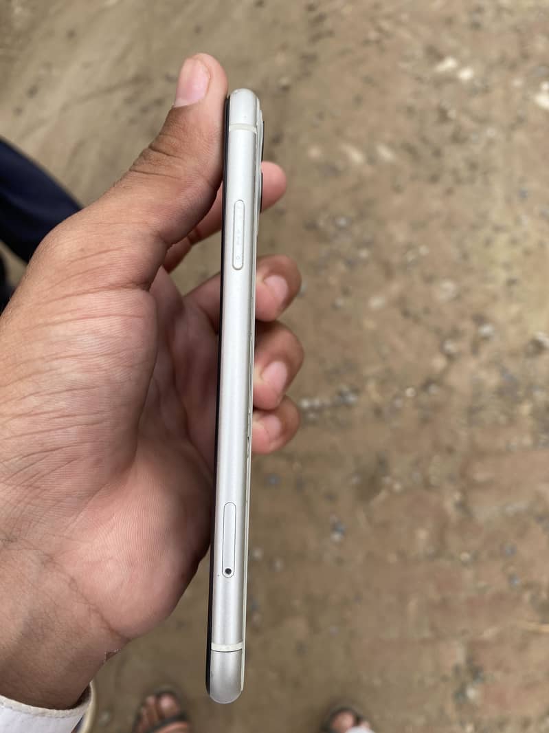 Apple iPhone 11 4