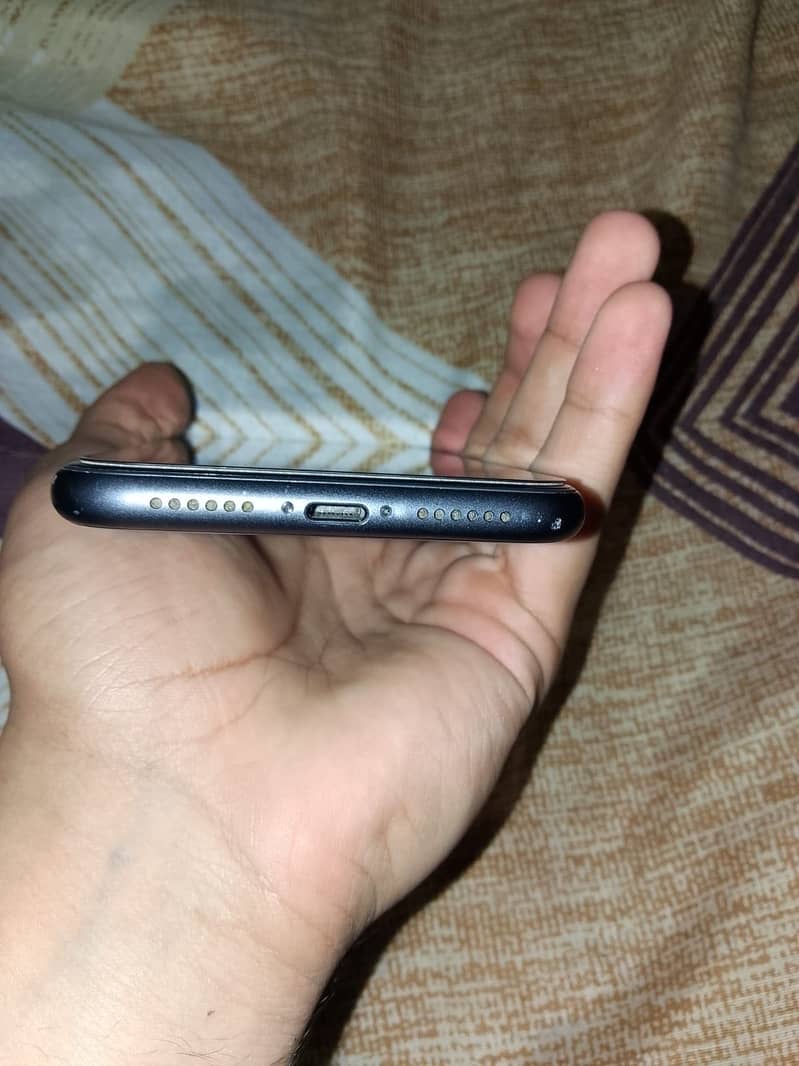 Apple iPhone 11 4