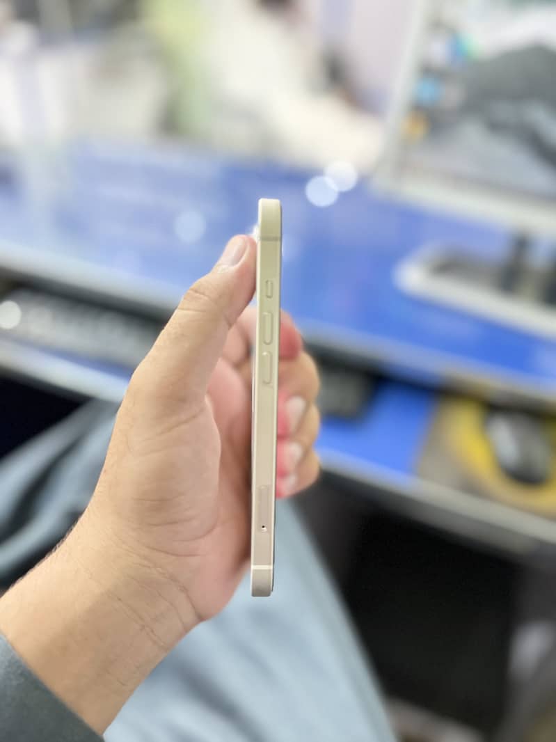 Apple iPhone 13 2