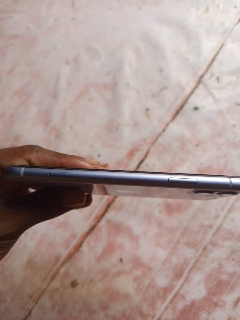 Apple iPhone 11 3