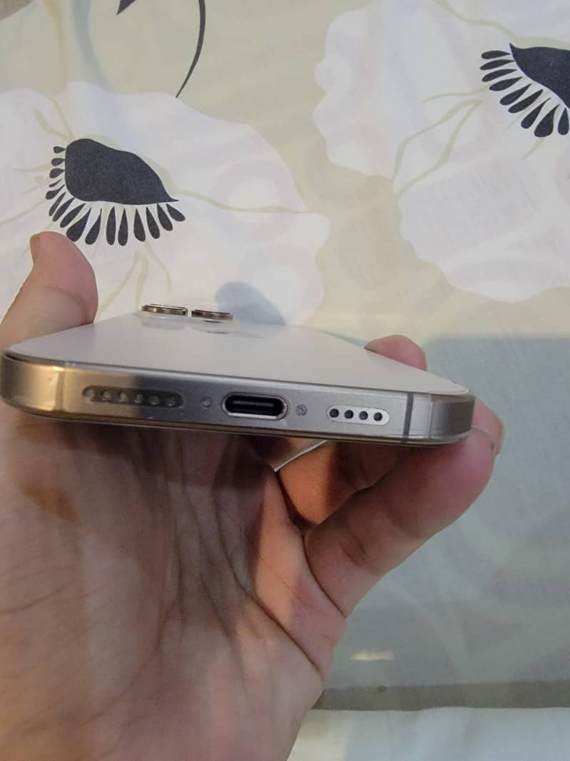 Apple iPhone 16 Pro Max 2